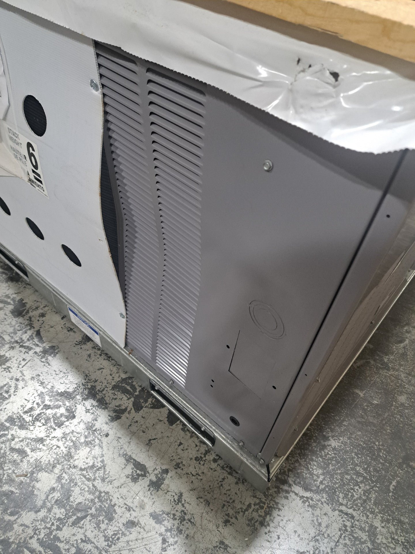 Heil 3 Ton 90 MBH 208/230V Three Phase Commercial Packaged Gas/Electric Unit (RGV035HEFA0AAA)