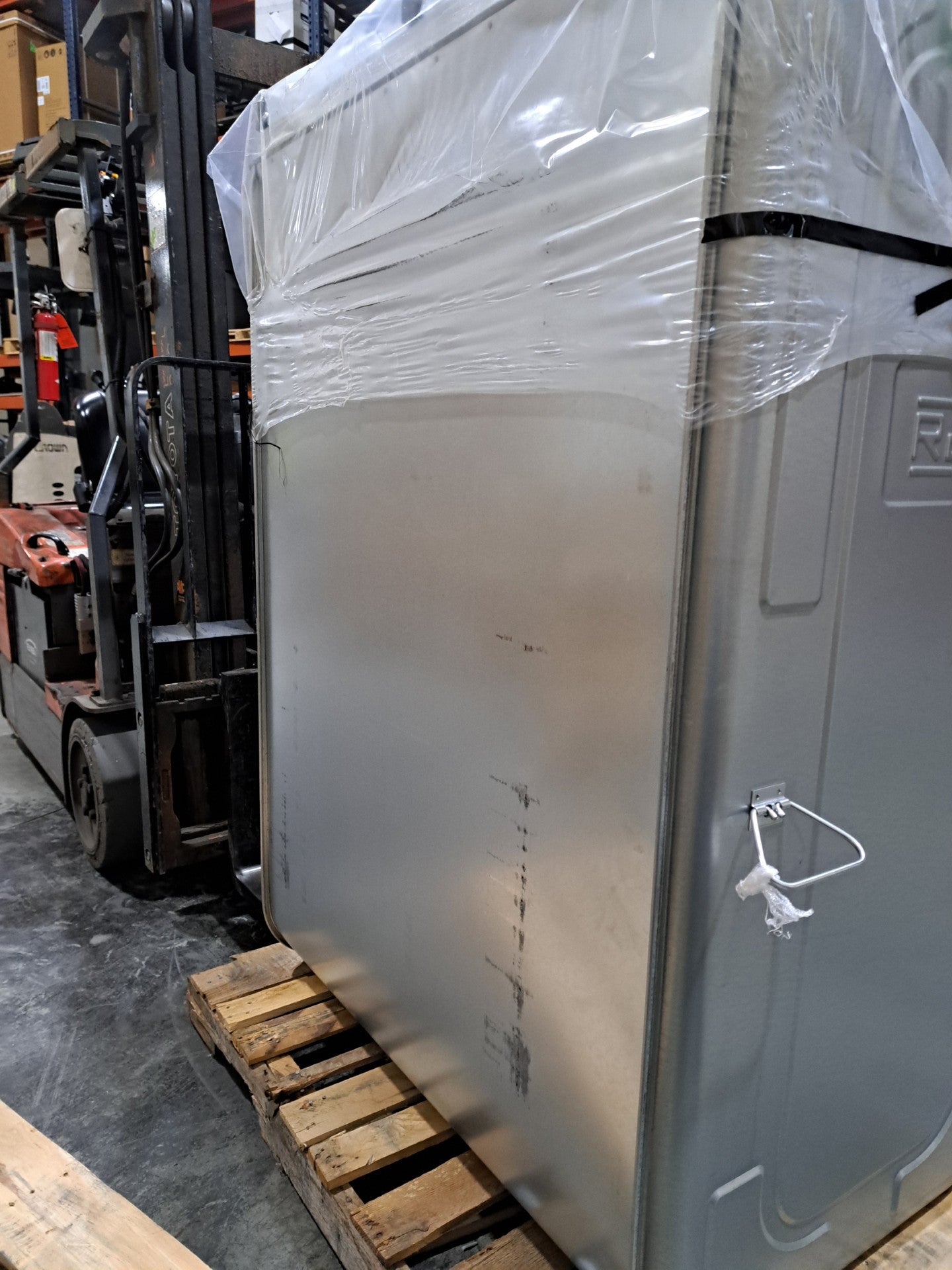 Roth 275 Gallon Vertical Oil Tank (DWT-1000L)