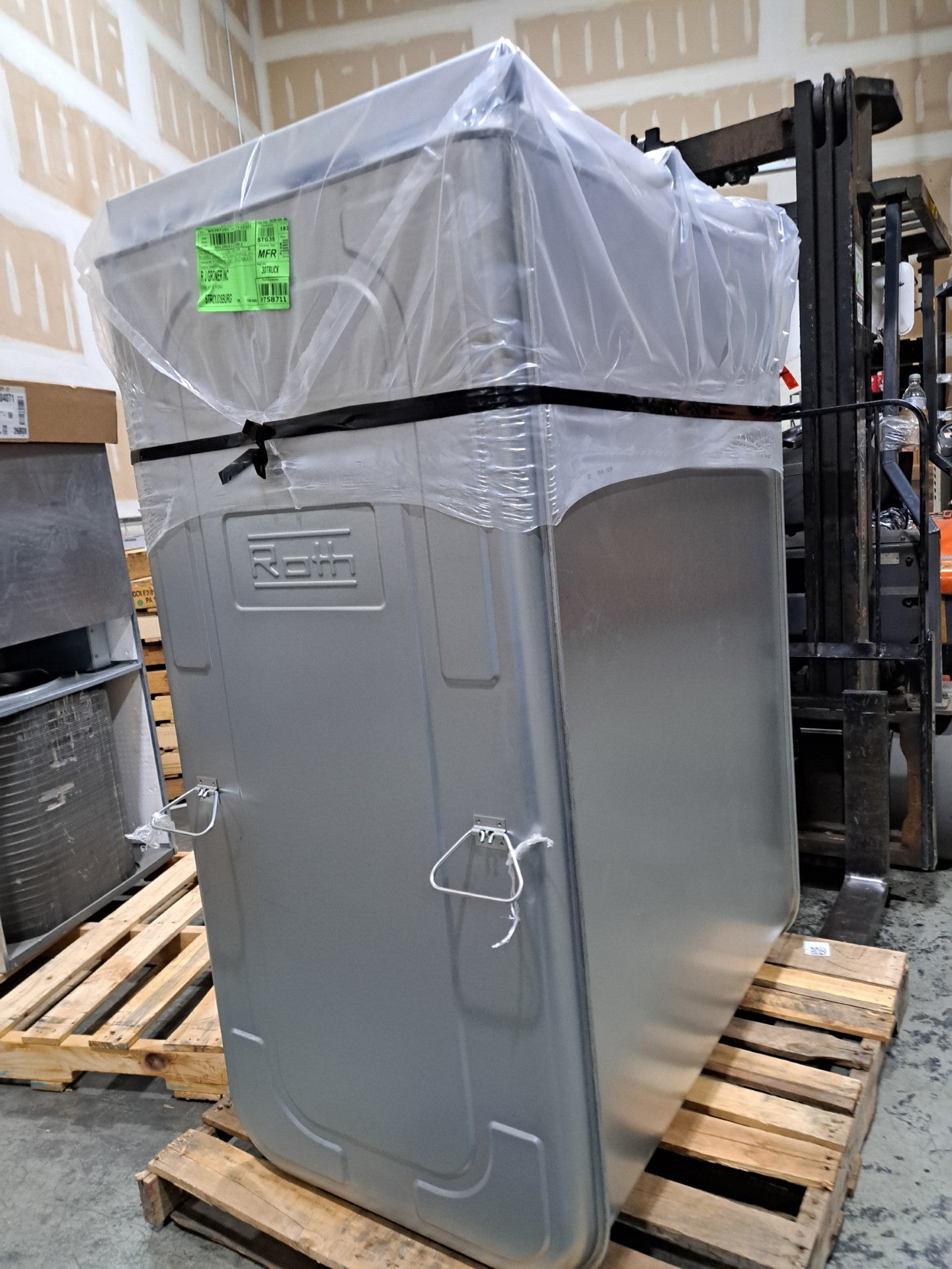 Roth 275 Gallon Vertical Oil Tank (DWT-1000L)